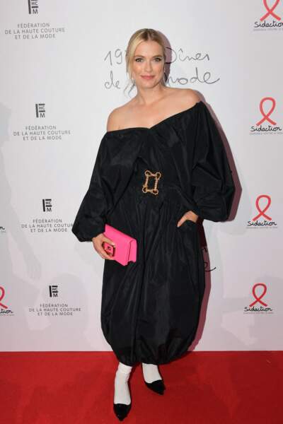 La mannequin Camille Razat et sa robe façon couette, le 7 juillet 2022. 