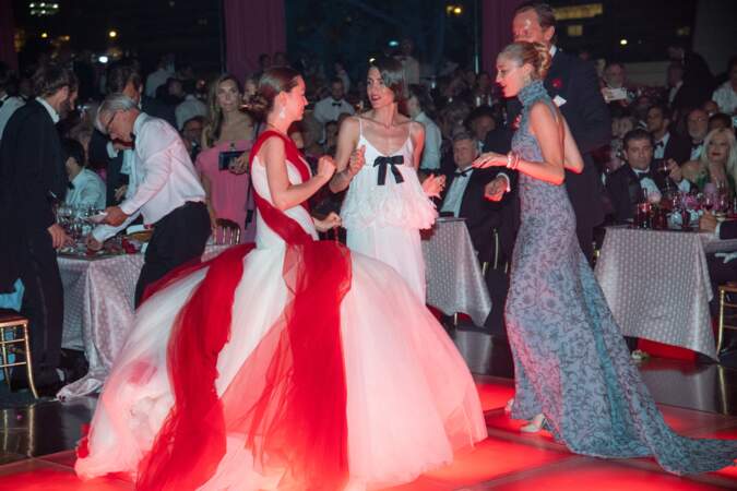 Les princesses Charlotte, Alexandra et Beatrice sur la piste de danse