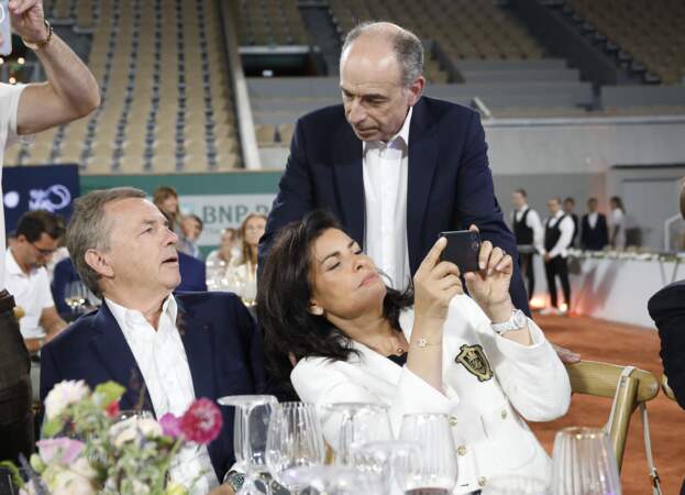 Alain Weill, Jean-François Copé et sa femme Nadia à la soirée de gala "Coeur Central" sur le Court Central Philippe Chatrier à Roland Garros à Paris le 5 juillet 2022.