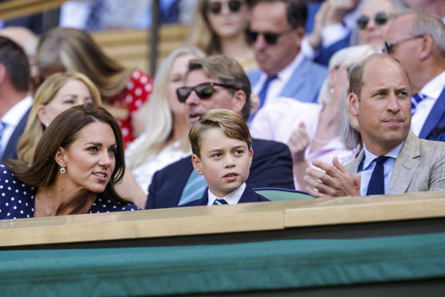 Kate Middleton accompagnée du  prince William et du prince George dans la tribune royale à la finale du tournoi de Wimbledon, le 10 juillet 2022.