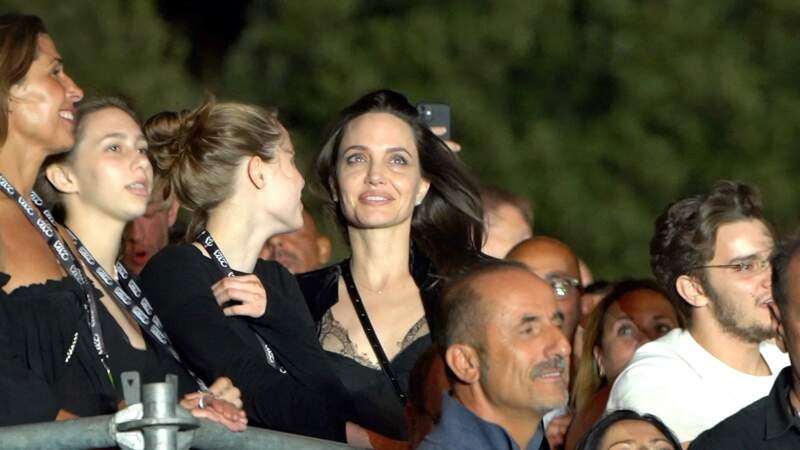 Angelina Jolie et sa fille Shiloh ne sont pas passées inaperçues au concert de Måneskin, au "Circo Massimo", à Rome, le 9 juillet 2022.