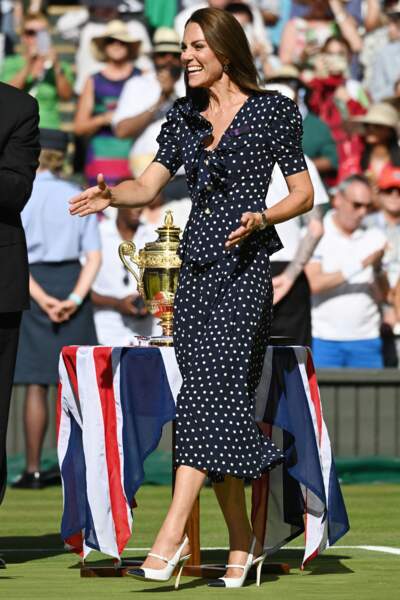 Kate Middleton craque pour une nouvelle robe bleue marine en soie à pois pour la finale du tournoi de Grand Chelem, Wimbledon, le 10 juillet 2022. 