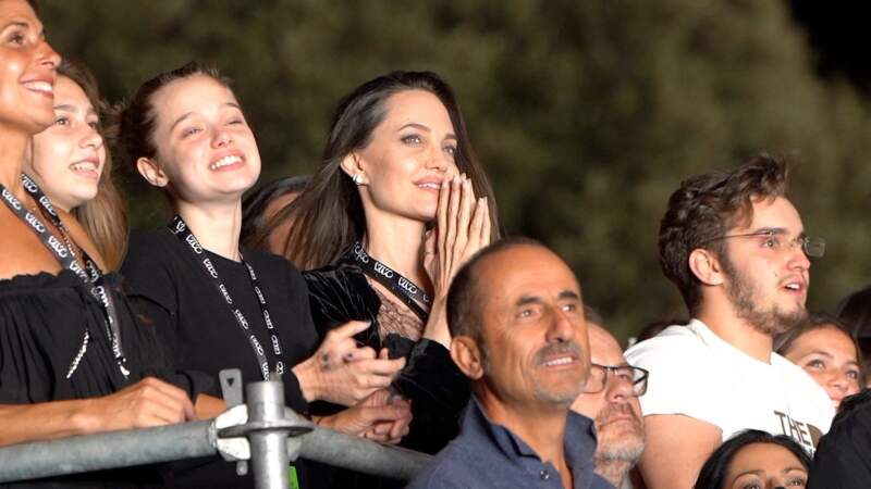 Présente à Rome pour un tournage, Angelina Jolie a voulu faire plaisir à sa fille Shiloh en allant au concert de Måneskin, le 9 juillet 2022.