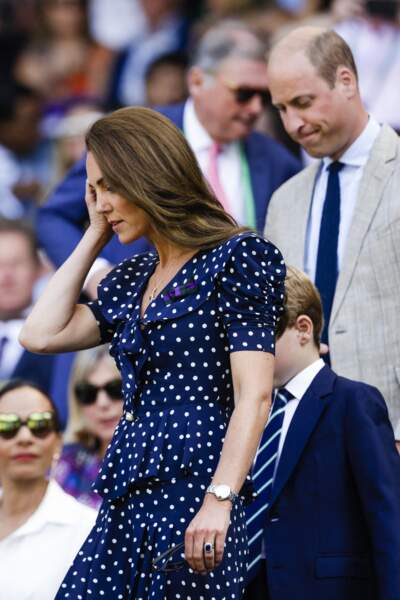 Kate Middleton accessoirise sa tenue d'une montre Cartier, en acier inoxydable pour la finale de Wimbledon, le 10 juillet 2022. 