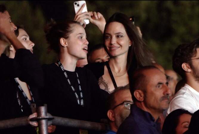 Présente au côté de sa fille Shiloh, Angelina Jolie a pu lâcher prise, le temps d'une soirée, à l'occasion du concert de Måneskin, au "Circo Massimo", à Rome, le 9 juillet 2022.