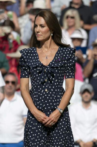 Kate Middleton porte bien le bleu marine, le 10 juillet 2022. 
