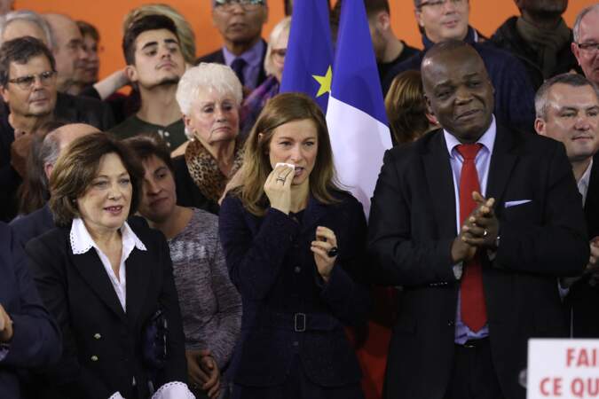 Anne Gravoin, très émue lors la déclaration de Manuel Valls de candidature à la présidence de la République à l'Hôtel de Ville d'Evry, le 5 décembre 2016. Il devient alors candidat à la primaire de la gauche. 