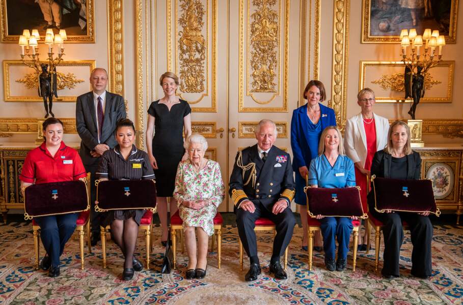 Elisabeth II entourée de son fils le prince Charles pour une remise de médaille très spéciale, le 12 juillet 2022