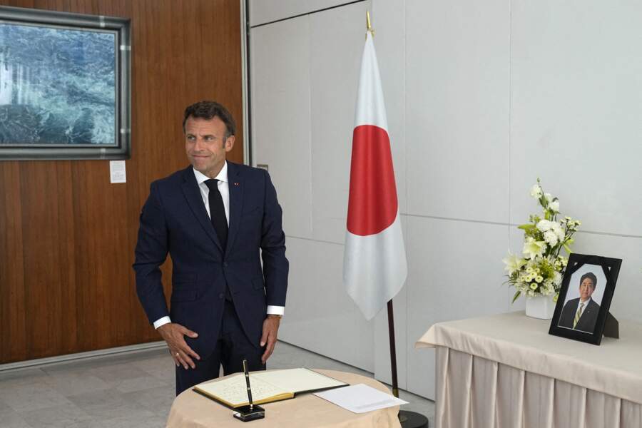 Emmanuel Macron rend hommage à l'ancien Premier ministre japonais Shinzo Abe, le 11 juillet 2022