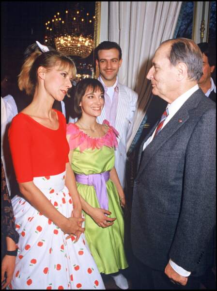Dorothée rencontre le président de la République François Mitterrand, à l'occasion du noël de l'Élysée, le 19 décembre 1985.