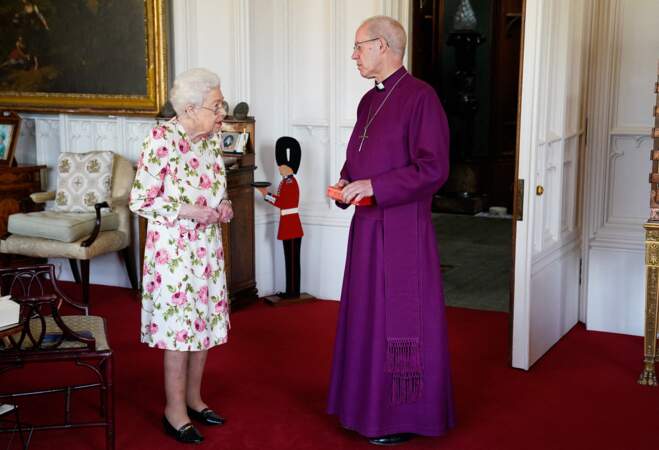 La reine Elizabeth II et l'archevêque de Canterbury, Justin Welby, au château de Windsor, le 21 juin 2022.