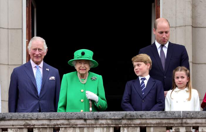 Le prince Charles, la reine Elizabeth II, le prince George, le prince William et la princesse Charlotte, au balcon du palais de Buckingham, à l'occasion du jubilé de la reine d'Angleterre, le 5 juin 2022.