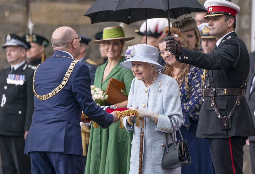 La reine Elizabeth II à la cérémonie des clés sur le parvis du palais de Holyroodhouse, à Édimbourg, le 27 juin 2022.