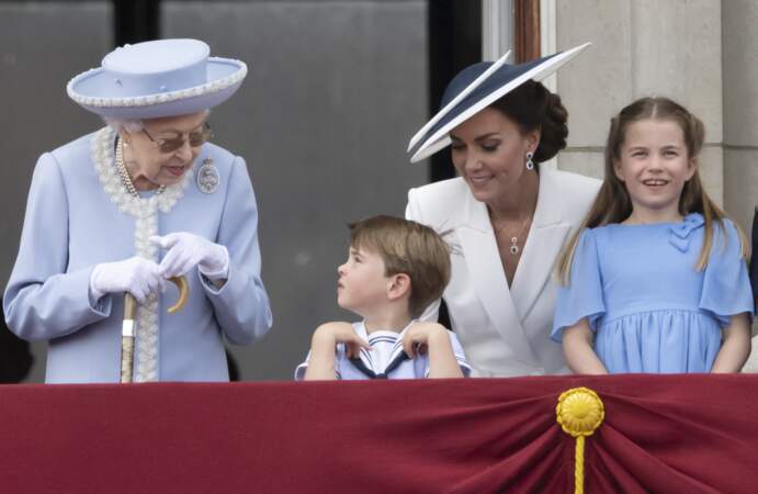 La reine Elizabeth II, entourée du prince du prince Louis, de Kate Middleton et la princesse Charlotte, lors de son jubilé de platine, à Buckingham Palace, le 2 juin 2022.
