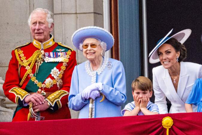 La reine Elizabeth II, entourée du prince Charles, du prince Louis et de Kate Middleton, lors de son jubilé de platine, à Buckingham Palace, le 2 juin 2022.
