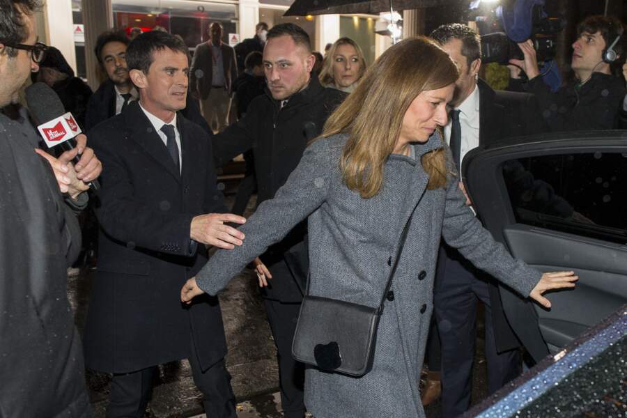 Manuel Valls et Anne Gravoin arrivent au Studio Gabriel lors du débat de la primaire de la gauche à Paris le 15 janvier 2017. 