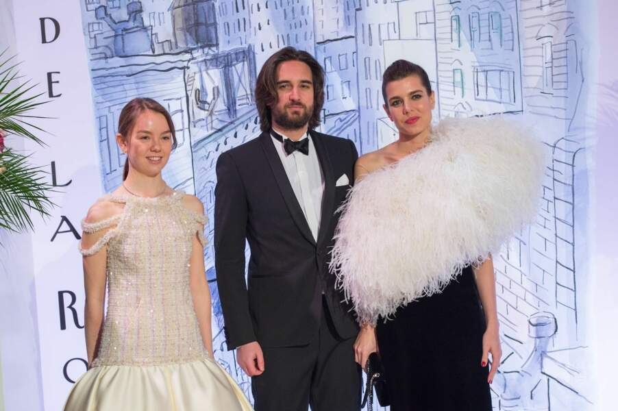 Charlotte Casiraghi choisit une robe-fourreau à plumes dotée d'un noeud en satin Chanel à l'occasion du Bal de la Rose à Monaco, le 24 mars 2018. 