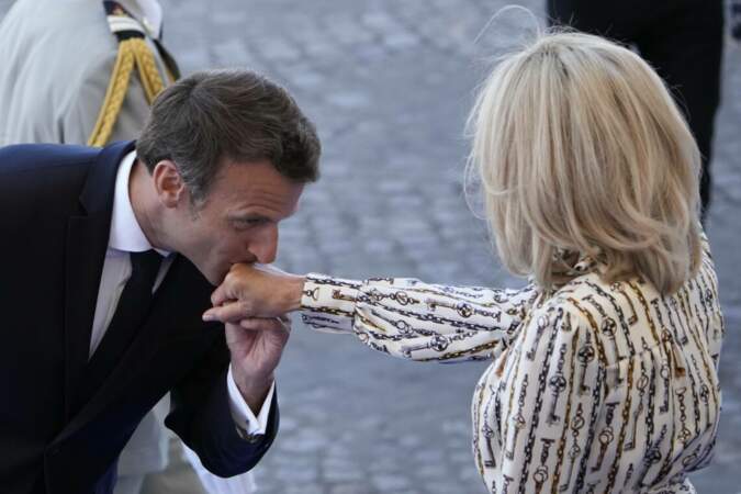 Emmanuel Macron très complice avec Brigitte Macron, le 14 juillet 2022