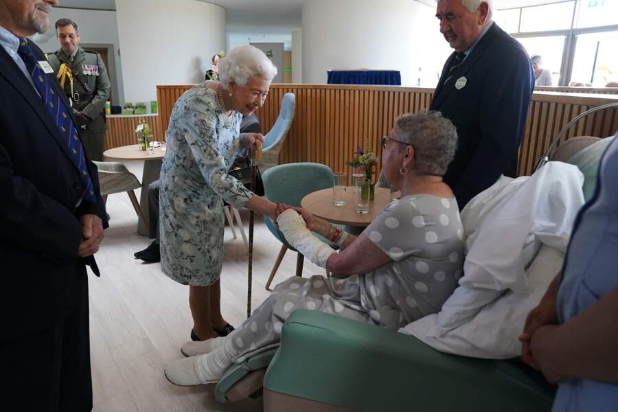 Elizabeth II a échangé avec une pensionnaires de la maison de soins Thames Hospice, ce vendredi 15 juillet.