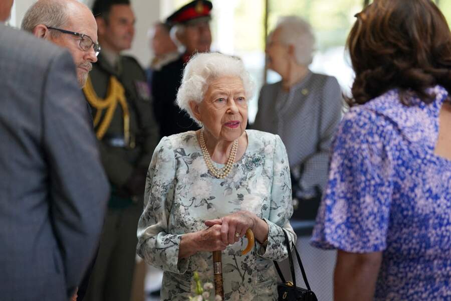 Elizabeth II a salué plusieurs membres du personnel soignant lors de sa visite au Thames Hospice, ce vendredi 15 juillet.