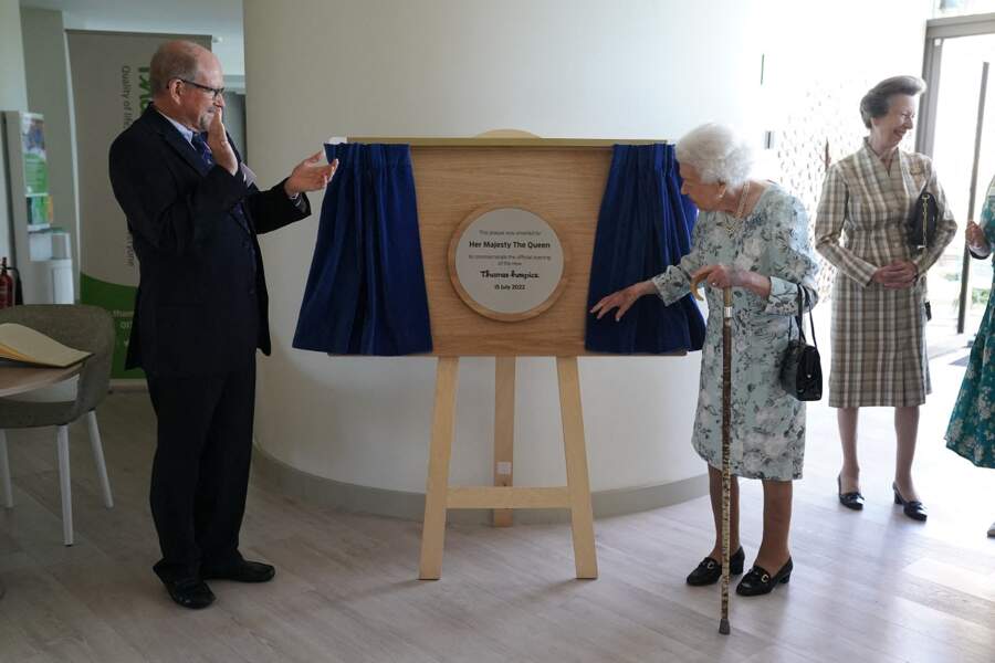 Elizabeth II en visite officielle à la maison de soins palliatifs Thames Hospice, ce vendredi 15 juillet.
