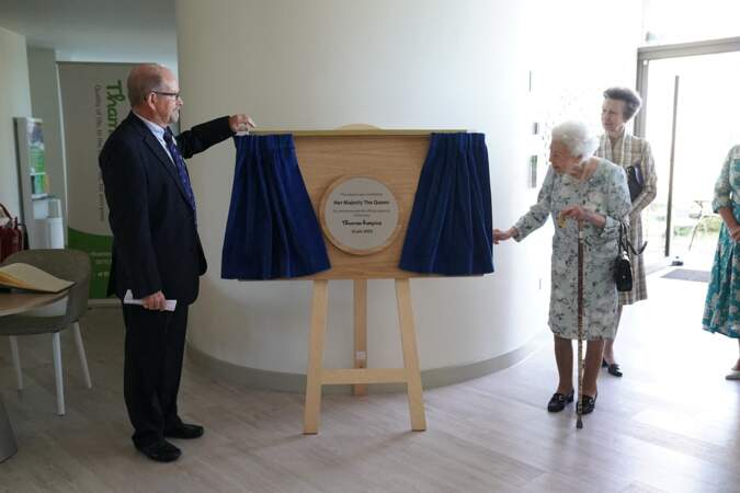 La reine d'Angleterre a inauguré une plaque commémorative, lors de son passage au Thames Hospital le 15 juillet.