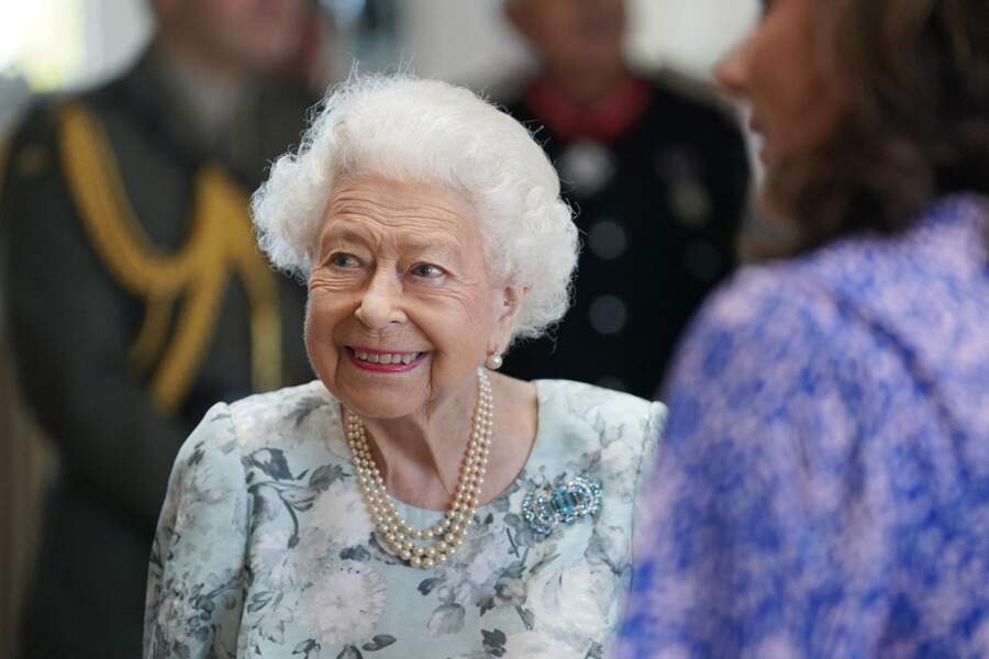 Elizabeth II a discuté avec plusieurs membres du personnel soignant du Thames Hospice, à Maidenhead, le vendredi 15 juillet.