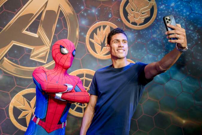 Raphaël Varane avec Spider Man lors de la journée d'inauguration du parc “Marvel Avengers Campus”