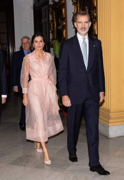 Le roi Felipe VI et la reine Letizia d'Espagne en robe chemise en tulle rose de la griffe française, Maje à La Havane à Cuba, le 13 novembre 2019.