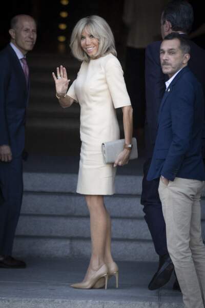 Brigitte Macron est ultra canon dans un robe midi beige, le 30 juin 2022. 
