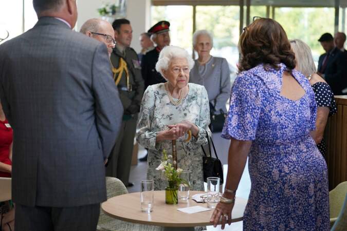 Elizabeth II a eu le droit à un accueil royal lors de sa visite au Thames Hospice à Maidenhead, le  15 juillet.
