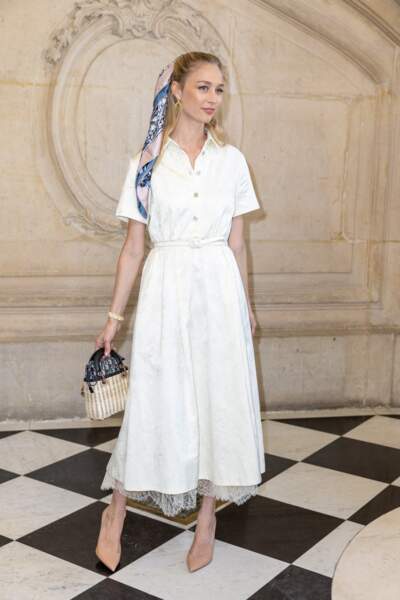Béatrice Borromeo en robe longue blanche et foulard dans les cheveux au défilé Haute-Couture Dior - collection automne/hiver 2023, le 4 juillet 2022. 