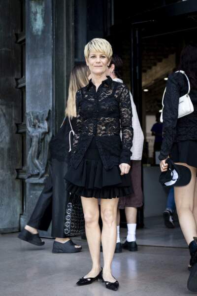 Marina Fois en robe dentelle noire à Paris, le 3 juillet 2022. 