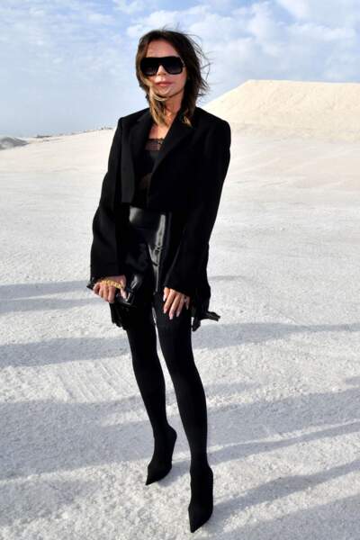 Victoria Beckham en total-look noir au défilé Jacquemus, le 27 juin 2022. 