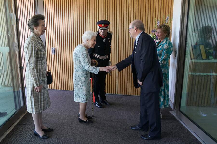 Elizabeth II et la princesse Anne lors de l'inauguration de la maison de soins Thames Hospice, le vendredi 15 juillet.