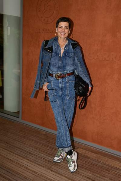 Cristina Cordula porte un ensemble en jean qu'elle vient ceinturer à sa taille à Roland Garros, le 27 mai 2022. 