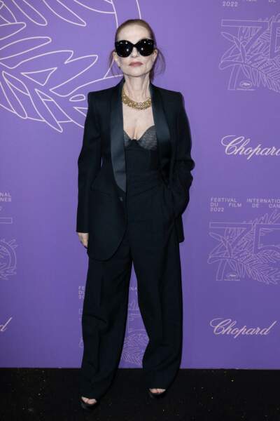 Isabelle Huppert en total-look noir de la tête au pieds à l'occasion du dîner du 75ème Festival de Cannes, le 24 mai 2022. 