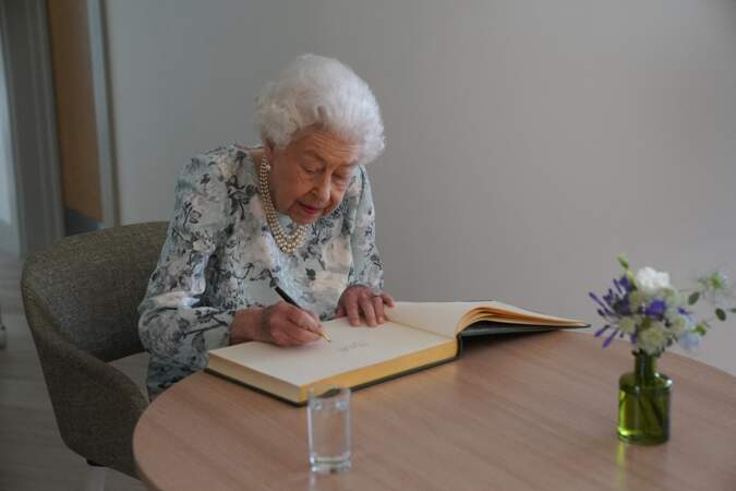 La reine Elizabeth II signe le livre d'or de la maison de soins du Thames Hospice, vendredi 15 juillet.
