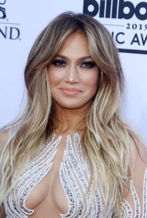 La coupe dégradée de Jennifer Lopez : on aime l'effet frange rideau associé à cette coupe. Elle met en valeur le regard.
