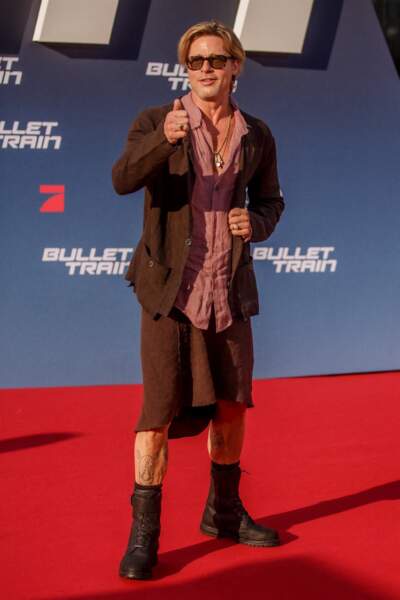 Brad Pitt foule le tapis rouge en jupe, le 19 juillet 2022