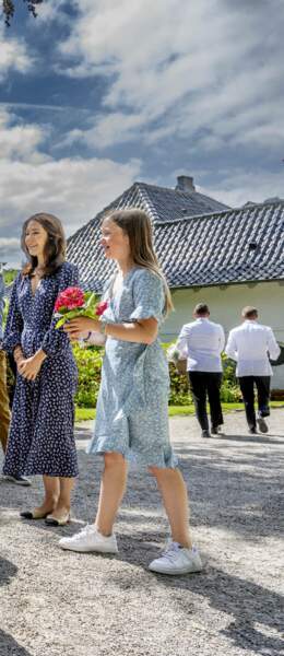 La princesse Josephine du Danemark et ses baskets blanches signées Nike, le 17 juillet 2022. 