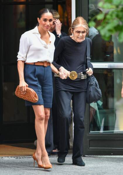 Meghan Markle stylée en short, chemise blanche, escarpins et pochette avec Gloria Steinem, le 18 juillet 2022.