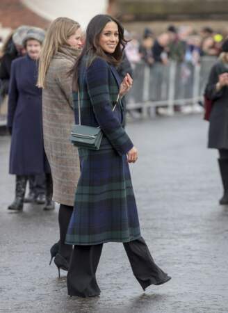 Meghan en manteau long à carreaux pour saluer les habitants d'Edimbourg sur l'esplanade du château, le 13 février 2018.