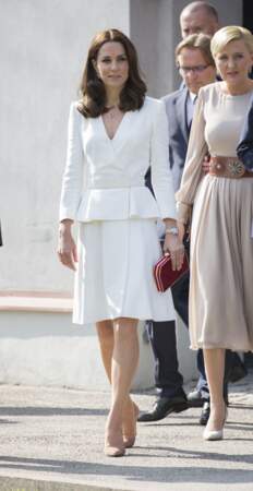 Kate Middleton choisit une robe midi entièrement blanche à son arrivée en Pologne lors de la tournée royale en 2017. 