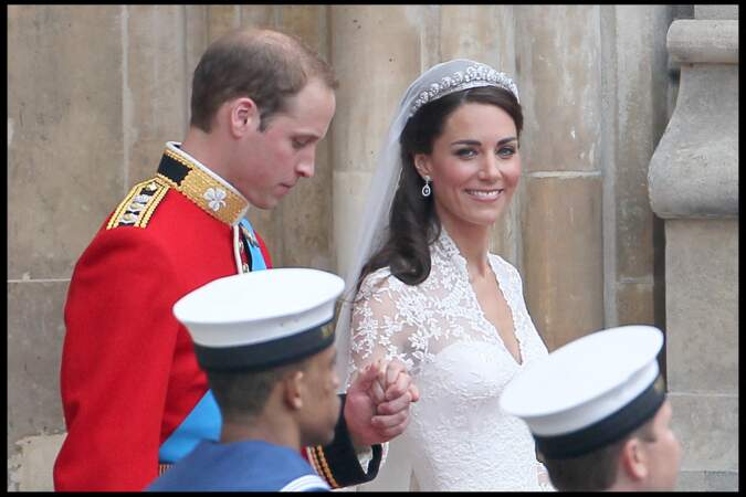 En prêtant son diadème à Kate Middleton pour son mariage avec son petit-fils le prince William, Elizabeth II a montré son envers cette union. 