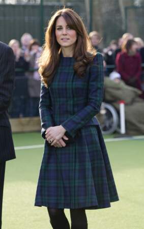 Kate Middleton porte une robe au motif tartan lors de sa visite dans son ancienne école a St-Andrews le 30 novembre 2012. 