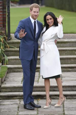 Meghan Markle annonce ses fiançailles avec le Prince Harry avec un manteau blanc de la griffe canadienne, Line The Label qu'elle noue autour de sa taille marquée, le 27 novembre 2017.