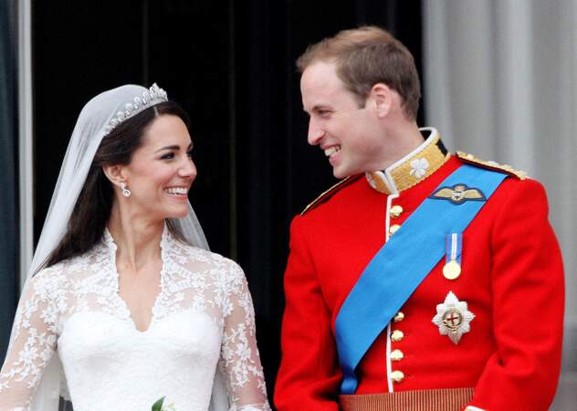Kate Middleton, avec le diadème Halo de Cartier, appartenant à Elizabeth II, et le prince William lors de leur mariage à Londres le 29 avril 2011. 