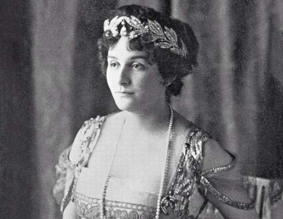 Marie Bonaparte photographiée en 1907 avec son diadème Cartier en perle et diamants, d'inspiration classique. 