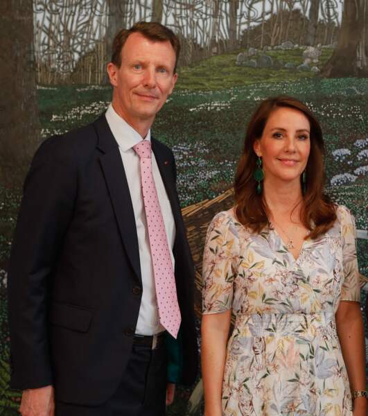 Marie et Joachim de Danemark au vernissage de l'exposition du peintre Danois Jesper Christiansen à la maison du Danemark à Paris le 18 mai 2022.